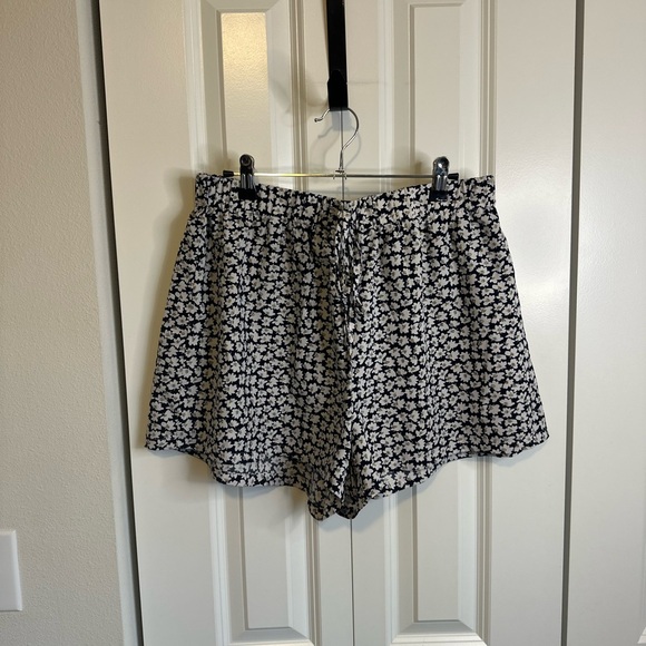 SHEIN Monochrome Floral Women's Shorts - Picture 1 of 8